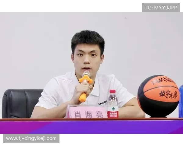 《篮球场上的传奇：聚焦篮球运动员背后的奋斗与荣耀》