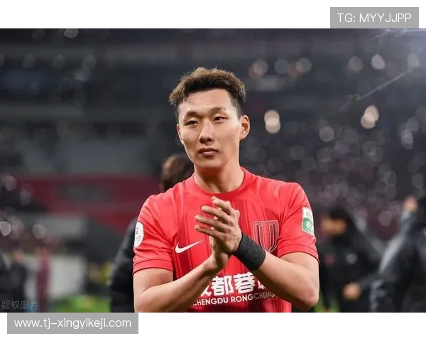 武汉三镇迎战成都蓉城,巅峰对决引发球迷狂热。 武汉三镇迎战成都蓉城,巅峰对决引发球迷狂热。