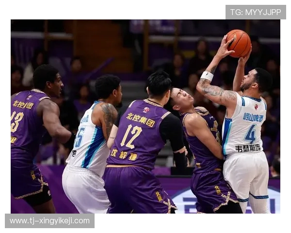 CBA青岛主场迎战深圳队全力争胜展现球队实力与斗志